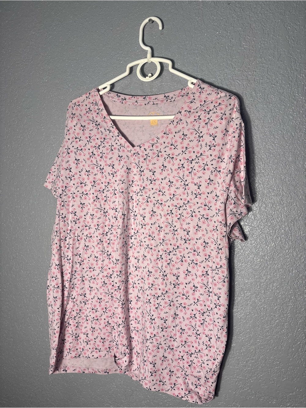 Womenโs Pink Floral V-Neck Top